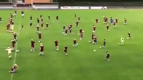 足球場(chǎng)100個(gè)人同時(shí)被犯規(guī)假裝倒下