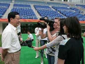 外交部和天津市聯(lián)合組織外國(guó)駐華記者赴天津采訪