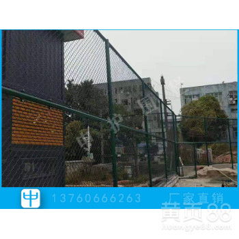 【萬寧運(yùn)動場圍欄設(shè)計(jì)社區(qū)足球場勾花網(wǎng)護(hù)欄安裝球場圍網(wǎng)圖片】- 